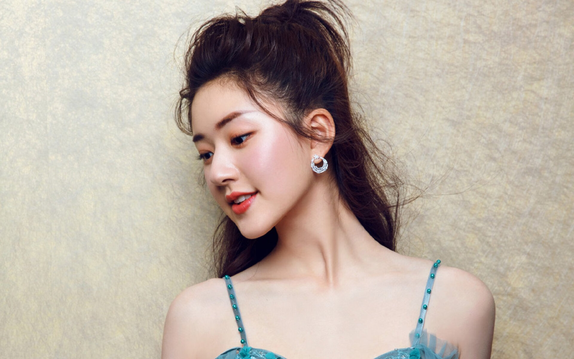 举办瑜伽行业论坛，探讨发展方向，开展瑜伽